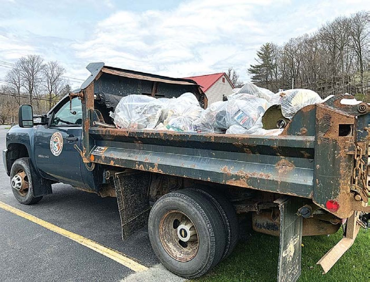 Renaissance team plucks town trash